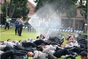 Puluhan anggota polres Kuningan disemprot air seusai penyematan kenaikan pangkat.